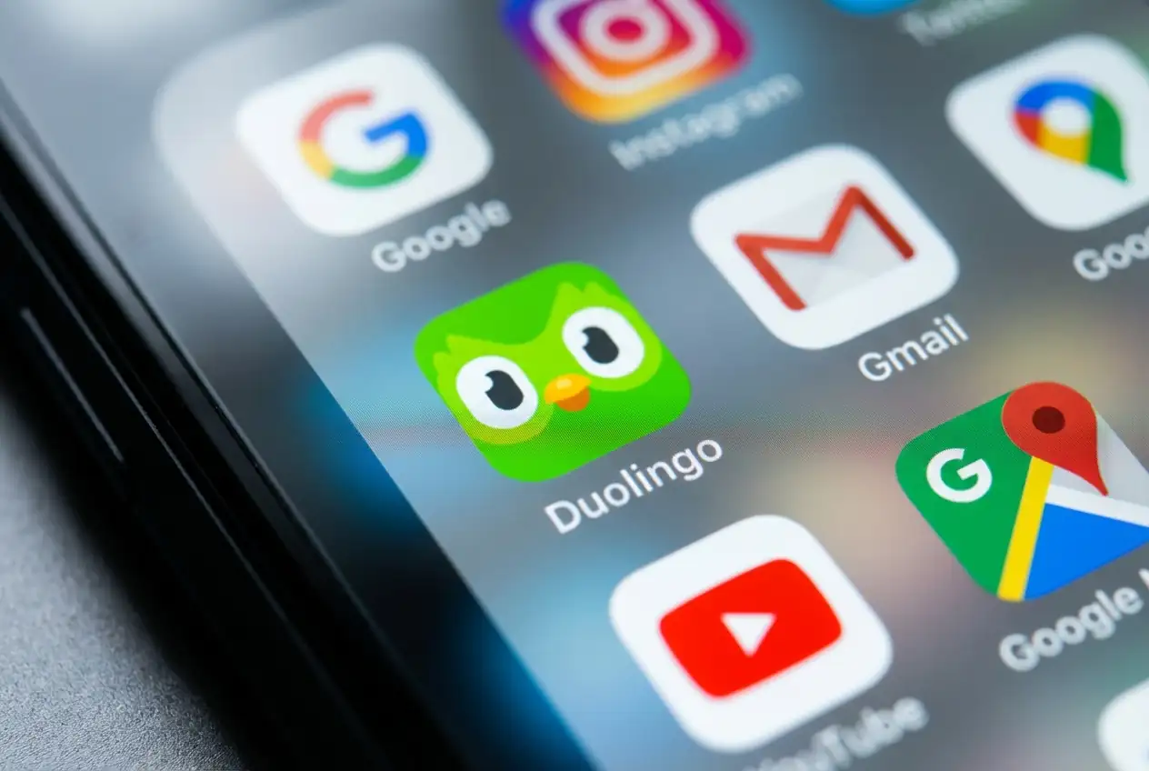 Duolingo Faces Analyst Caution and Bearish Options Activity Ahead of Earnings