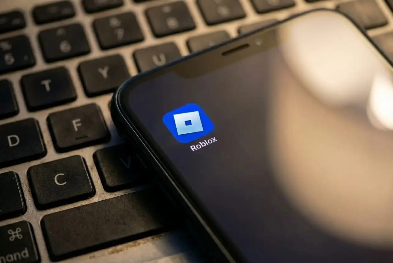 🟢 RBLX is trading 5.05% up